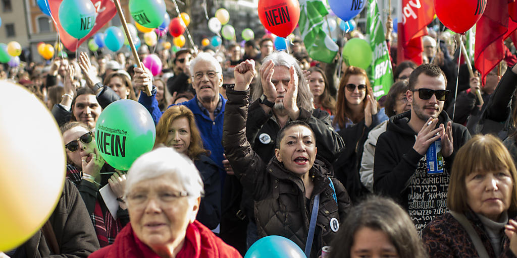 Die Durchsetzungsinitiative der SVP hat die Menschen auf die Strasse getrieben, aber auch viele staatspolitische Fragen aufgeworfen. Die zuständige Kommission des Ständerats verzichtet nun aber auf tief greifende Reformen des Initiativrechts. (Archivbild) Die Durchsetzungsinitiative der SVP hat die Menschen auf die Strasse getrieben, aber auch viele staatspolitische Fragen aufgeworfen. Die zuständige Kommission des Ständerats verzichtet nun aber auf tief greifende Reformen des Initiativrechts. (Archivbild)