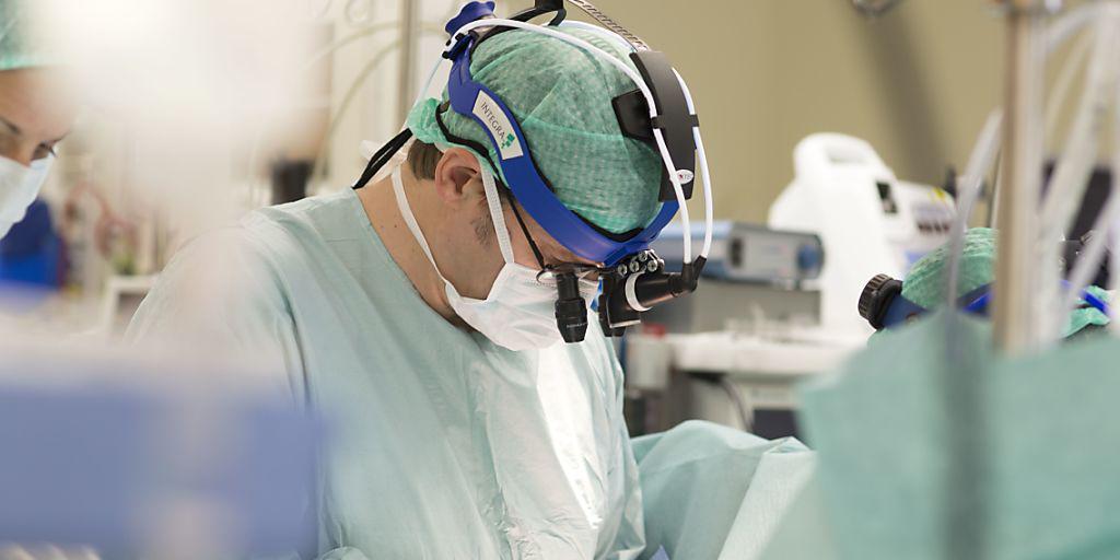 Milimeterarbeit am kleinen Herzen: Im Kinderspital Zürich wurde einem Neugeborenen ein Herz transplantiert.