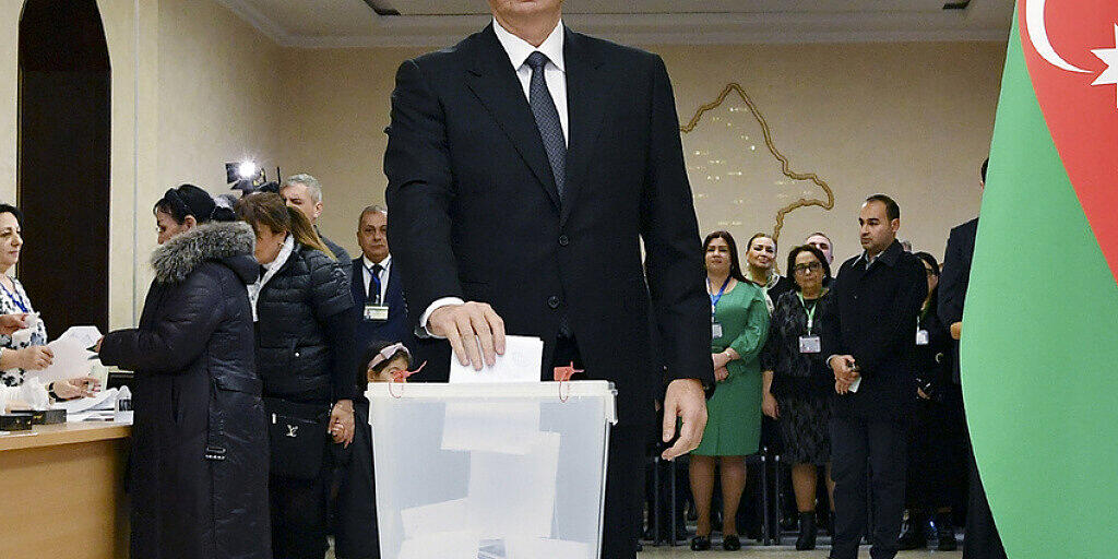 Aserbaidschans regierender Präsident Ilham Alijew bei der Stimmabgabe am Sonntag in Baku.