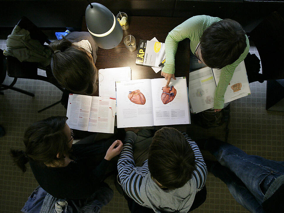 Wer Medizin studieren will, muss seine Eignung auch in Zukunft nicht praktisch unter Beweis stellen. Der Numerus Clausus bleibt ein theoretischer Test. (Symbolbild)