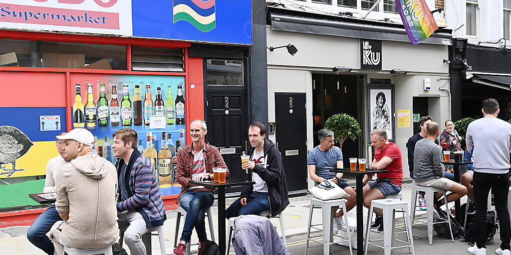 Gäste einer Bar am Samstag in London.