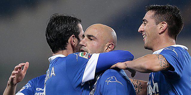 Empolis Teamkollegen feiern Penalty-Torschütze Massimo Maccarone.