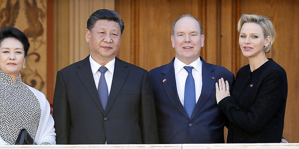 Bei sonnigem Frühlingswetter wurden Chinas Präsident Xi Jinping und seine Frau Peng Liyuan in Monaco von Fürst Albert II. und Fürstin Charlène empfangen. Bei sonnigem Frühlingswetter wurden Chinas Präsident Xi Jinping und seine Frau Peng Liyuan in Monaco von Fürst Albert II. und Fürstin Charlène empfangen.