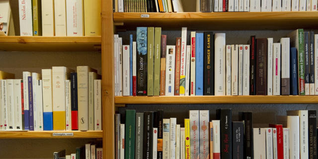Büchergestell in einer Buchhandlung (Archiv)