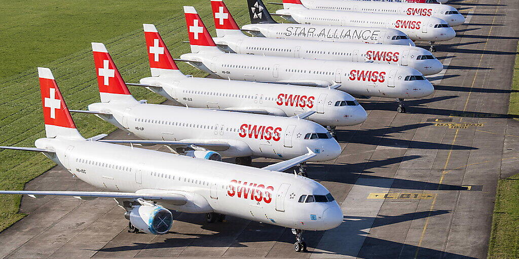 Wegen des weitgehend eingestellten Flugbetriebs meldet die Lufthansa Kurzarbeit für knapp zwei Drittel ihrer Beschäftigten an. Auch die Tochter Swiss greift wegen des Coronavirus zu dieser Massnahme. (Archiv) Wegen des weitgehend eingestellten Flugbetriebs meldet die Lufthansa Kurzarbeit für knapp zwei Drittel ihrer Beschäftigten an. Auch die Tochter Swiss greift wegen des Coronavirus zu dieser Massnahme. (Archiv)