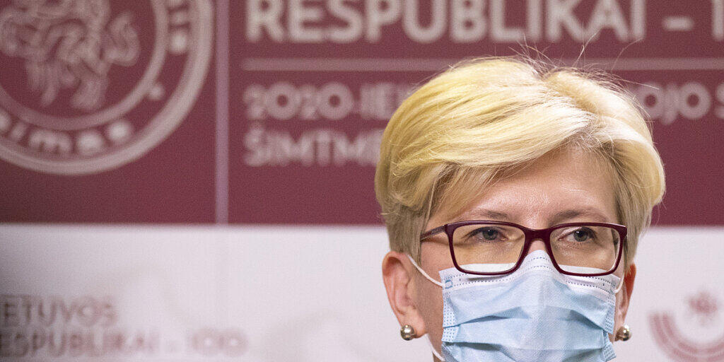 Litauens Ministerpräsidentin Ingrida Simonyte trägt Mund-Nasen-Schutz. Das Land verzeichnet einen rapiden Anstieg der Corona-Zahlen. Foto: Mindaugas Kulbis/AP/dpa