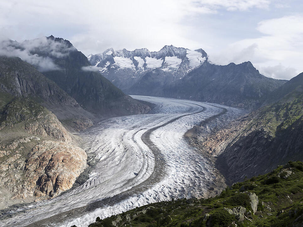 Blick von der Moosfluh auf den Aletschgletscher im Juli 2017. Im Alpenraum gehen die Gletscher besonders stark zurück. (Archivbild)