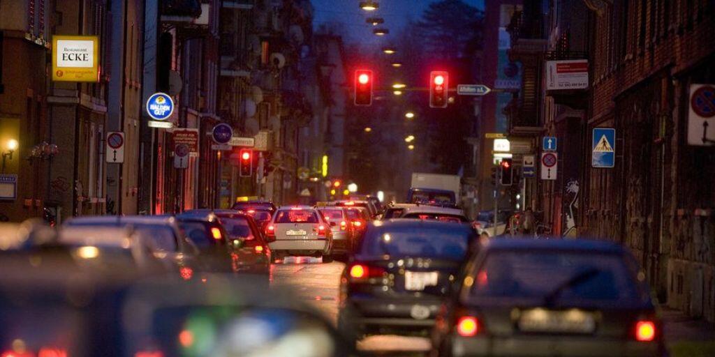 Für Eilige ist das Rotlicht ein Ärgernis. Doch Verkehrsampeln retten seit nunmehr 150 Jahren Menschenleben. Und werden vermutlich in naher Zukunft überflüssig. (Archivbild)