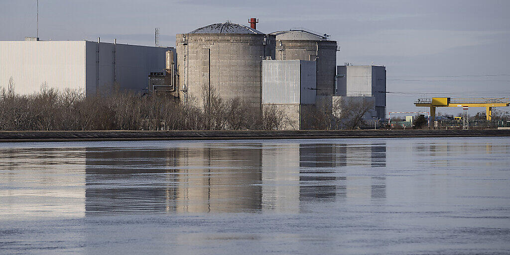 Direkt am Rhein und damit an der Grenze zu Deutschland: das französische Atomkraftwerk im elsässischen Fessenheim Zum Leidwesen der Basler ist das AKW auch nur rund 40 Kilometer vom Barfüsserplatz entfernt.