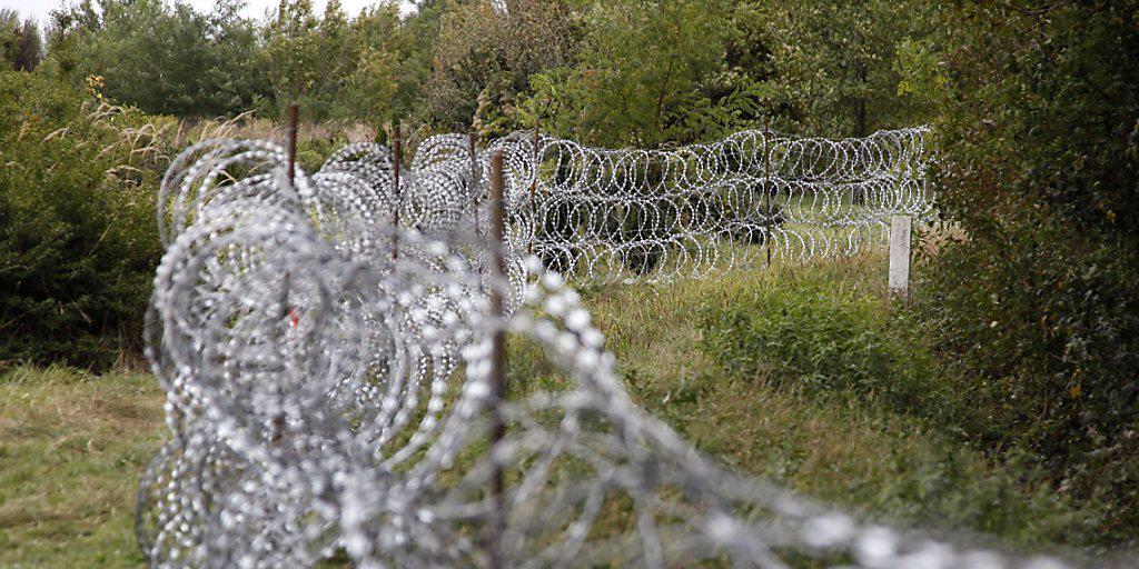 Teil des Grenzzauns an Ungarns grüner Grenze zu Kroatien