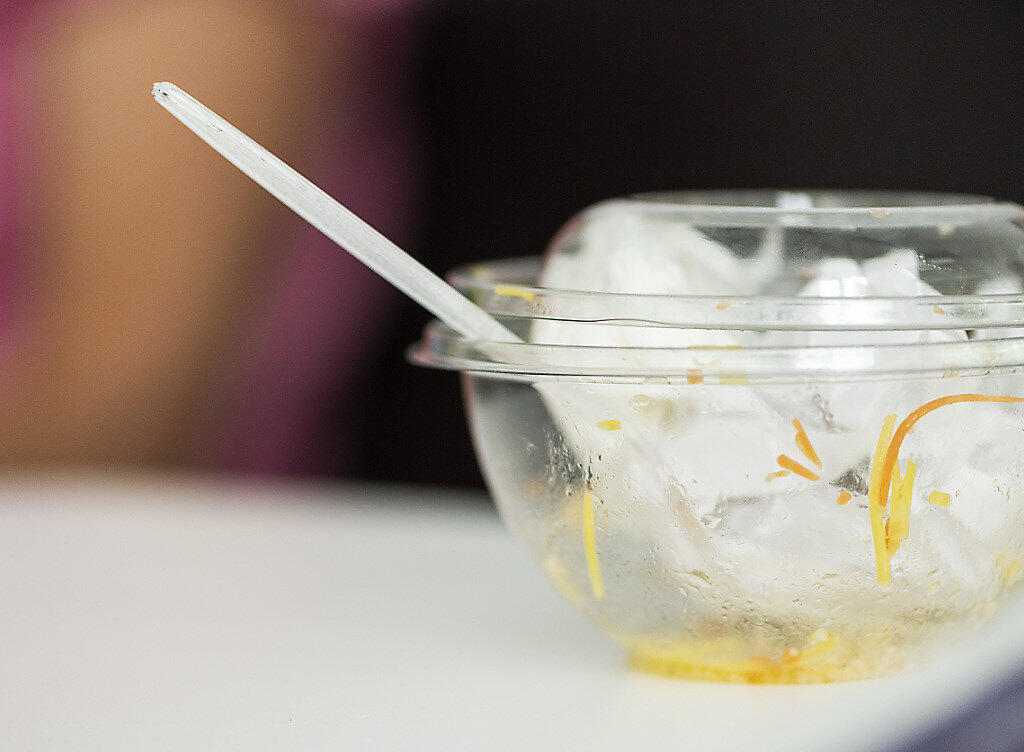 Plastikabfälle sollen in der Schweiz vermehrt wiederverwertet werden. In Teilen der Kantone Luzern, Aargau und Solothurn wird dafür ein eigener Abfallsack eingeführt.