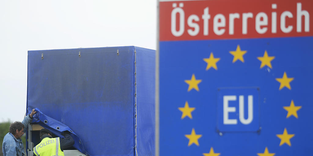 EU-Kommission erlaubt Verlängerung der Grenzkontrollen: Ein österreichischer Polizeibeamte kontrolliert an der Ostautobahn (A4) beim Grenzübergang Nickelsdorf einen Lastwagen (Archiv). EU-Kommission erlaubt Verlängerung der Grenzkontrollen: Ein österreichischer Polizeibeamte kontrolliert an der Ostautobahn (A4) beim Grenzübergang Nickelsdorf einen Lastwagen (Archiv).
