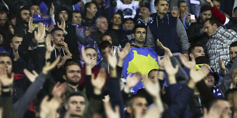 Fans von Kosovo sollen rassistische Gesänge zelebriert haben