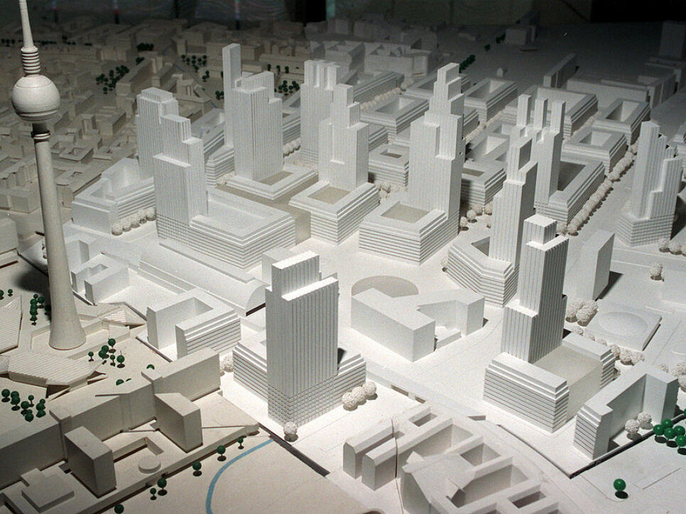 Das Foto eines Modells vom Oktober 1993 zeigt den Entwurf des Architekten Hans Kollhoff für die Neugestaltung des Alexanderplatzes in Berlin. (Archiv)