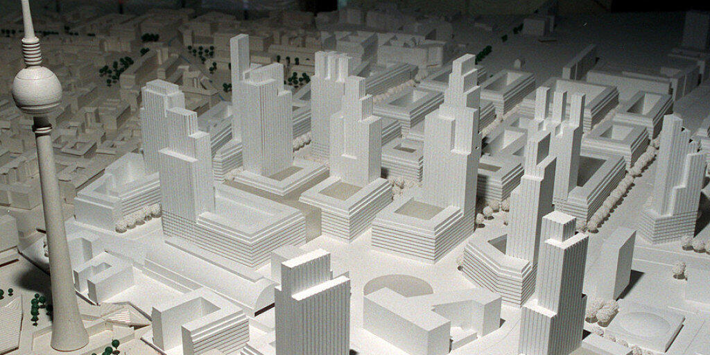 Das Foto eines Modells vom Oktober 1993 zeigt den Entwurf des Architekten Hans Kollhoff für die Neugestaltung des Alexanderplatzes in Berlin. (Archiv)