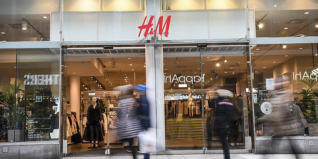 Nach einem guten Start ins Jahr ist der Umsatz der schwedischen Modekette H&M im März eingebrochen.