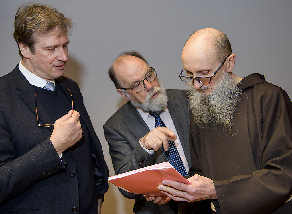 Zwei Mitglieder der Untersuchungskommission (links) sprechen mit dem Kapuziner-Provinzial Agostino del-Pietro (rechts). Zwei Mitglieder der Untersuchungskommission (links) sprechen mit dem Kapuziner-Provinzial Agostino del-Pietro (rechts).