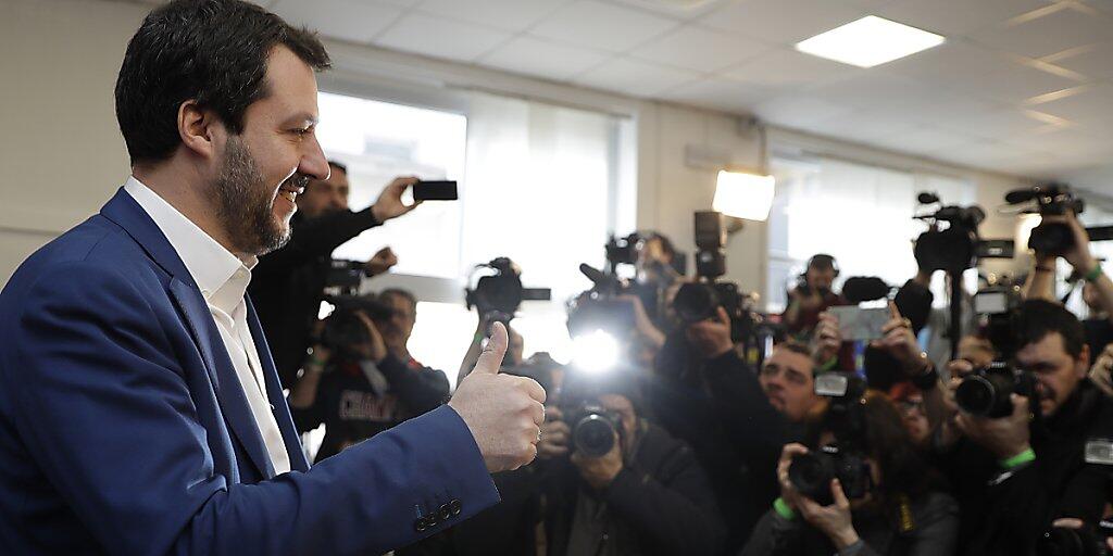 Daumen hoch: Lega-Parteichef Matteo Salvini ist von seiner Partei als Kandidat fürs Amt des Regierungschef ausgerufen worden