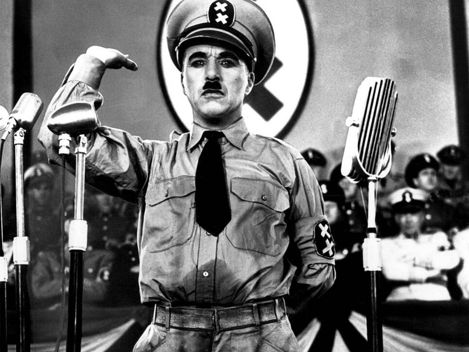 Charlie Chaplin als Adolf Hitler im Filmklassiker "Der grosse Diktator": Am (heutigen) Montag vor 40 Jahren starb der Künstler im Alter von 88 Jahren in der Schweiz.