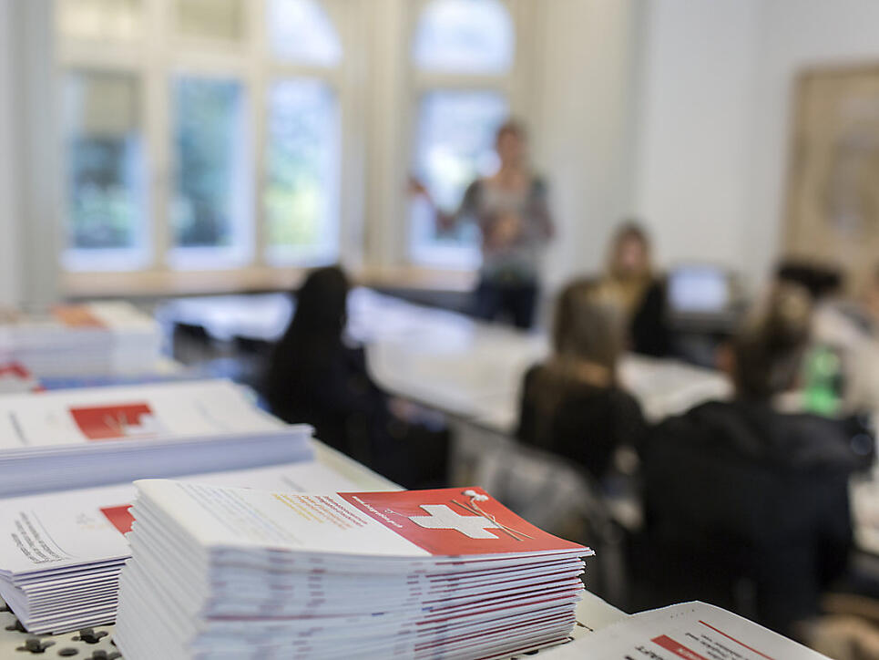 Der Bundesrat hat die Details zum neuen Ausländer- und Integrationsgesetz geregelt. So hat er etwa festgelegt, welche Sprachkenntnisse Ausländerinnen und Ausländer nachweisen müssen, wenn sie eine Niederlassungsbewilligung wollen. (Symbolbild)