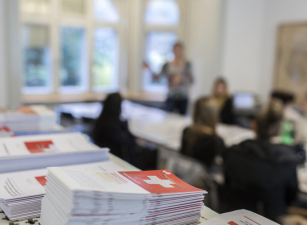 Der Bundesrat hat die Details zum neuen Ausländer- und Integrationsgesetz geregelt. So hat er etwa festgelegt, welche Sprachkenntnisse Ausländerinnen und Ausländer nachweisen müssen, wenn sie eine Niederlassungsbewilligung wollen. (Symbolbild) Der Bundesrat hat die Details zum neuen Ausländer- und Integrationsgesetz geregelt. So hat er etwa festgelegt, welche Sprachkenntnisse Ausländerinnen und Ausländer nachweisen müssen, wenn sie eine Niederlassungsbewilligung wollen. (Symbolbild)