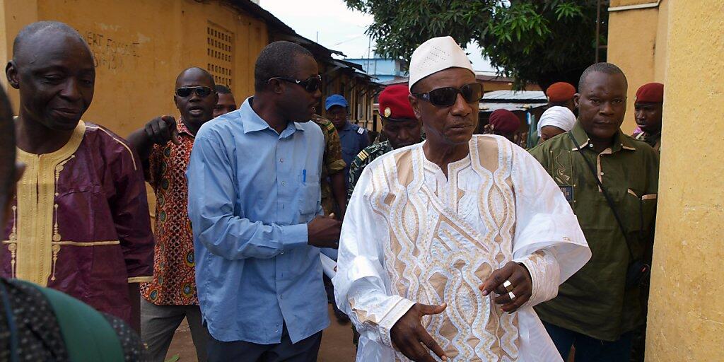 Alpha Condé (in weisser Kleidung), Präsident von Guinea, kandidiert für eine dritte Amtszeit. (Archivbild) Alpha Condé (in weisser Kleidung), Präsident von Guinea, kandidiert für eine dritte Amtszeit. (Archivbild)