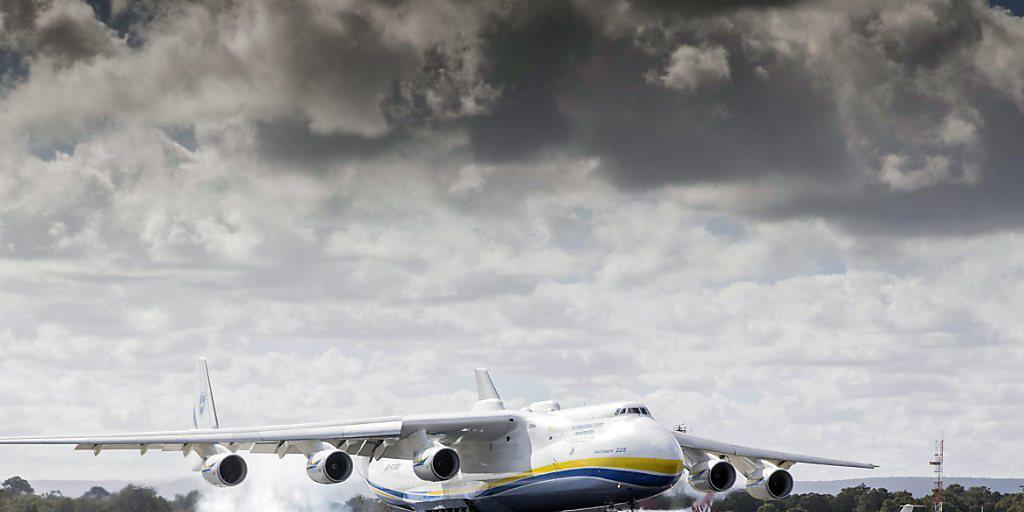 Die Antonov 225 - das grösste Flugzeug der Welt - bei ihrer Landung im australischen Perth.