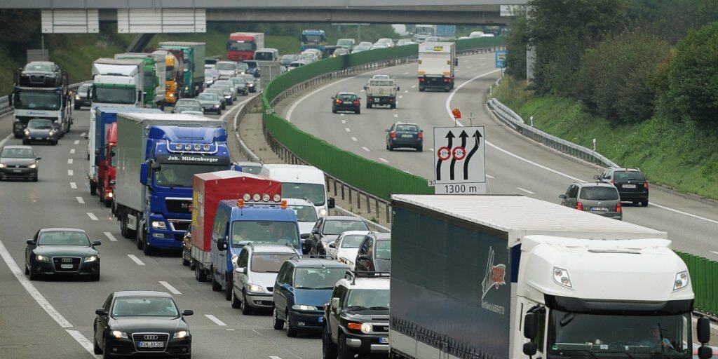 Der Bund investiert Milliarden, um den Verkehrskollaps auf den Autobahnen zu verhindern. (Archivbild)