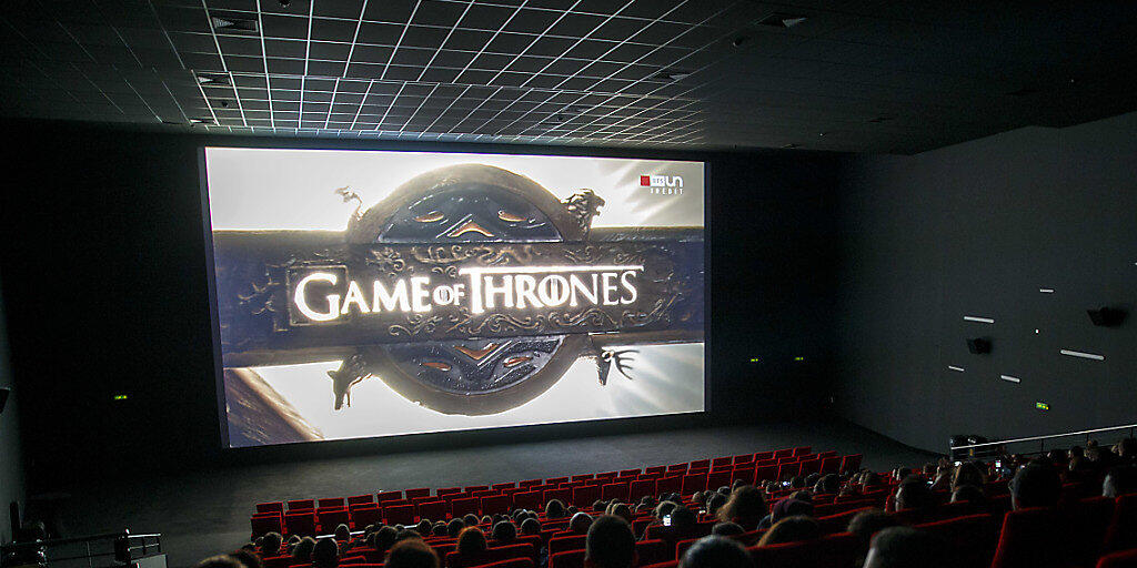 Zuschauer im Kino Pathé in Genf bei der Ausstrahlung der letzten "Game of Thrones"-Episode in der Nacht auf Montag. Zuschauer im Kino Pathé in Genf bei der Ausstrahlung der letzten "Game of Thrones"-Episode in der Nacht auf Montag.