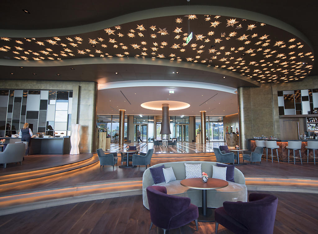 Nun ist auch das Fünf-Sterne-Hotel offen. Im Bild die Reception des Buergenstock Hotel.