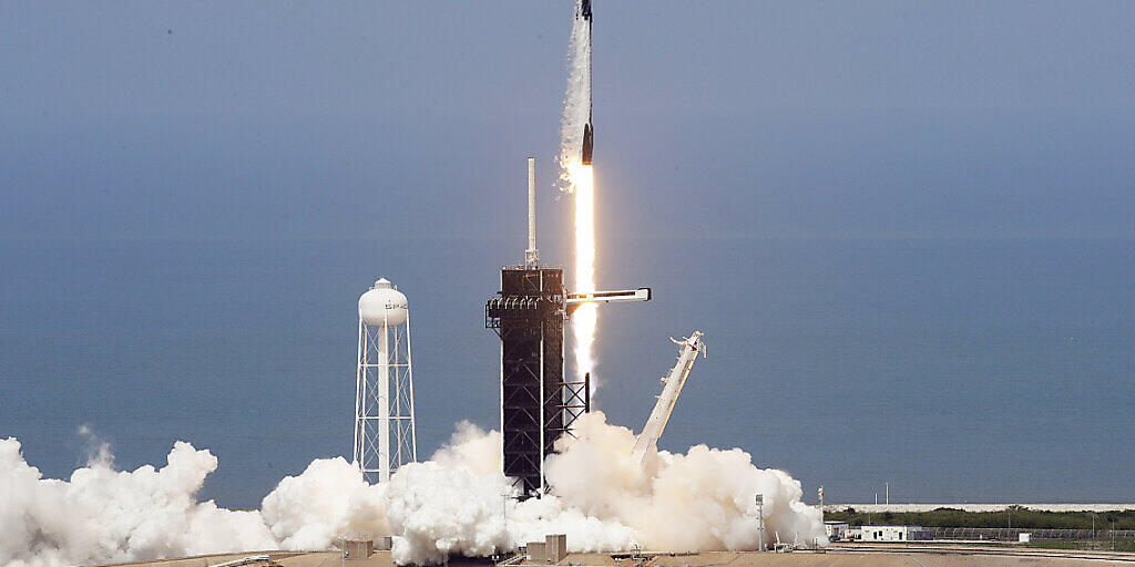 Die US-Astronauten Robert Behnken und Douglas Hurley hoben am Samstag in einer "Crew Dragon"-Raumkapsel mit einer "Falcon 9"-Rakete vom Weltraumbahnhof Cape Canaveral ab.
