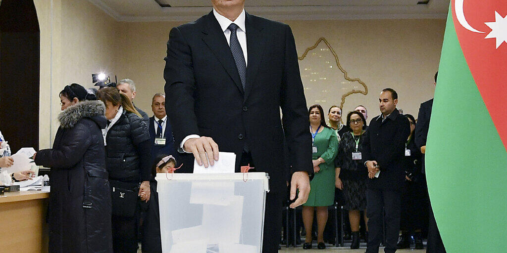 Aserbeidschans Präsident Ilham Aliyev im Wahllokal von Baku.