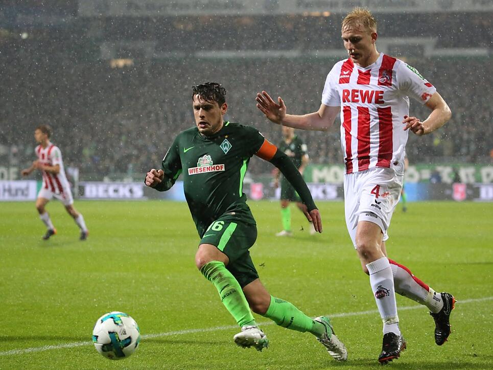 Bremens Zlatko Junuzovic (links) im Duell mit dem Kölner Frederik Sörensen
