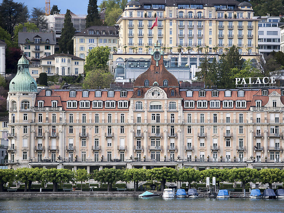 Das Hotel Palace in der Stadt Luzern wird derzeit renoviert und verkauft nun an drei Tagen sein Interieur.