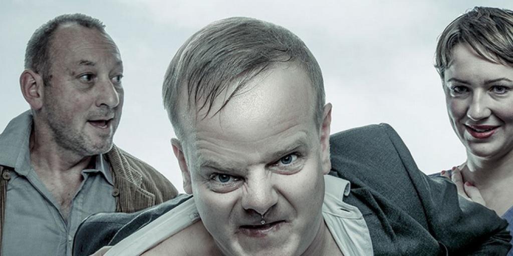 Gruselig, wenn Menschen zu Nashörnern mutieren: V.l.n.r. Fredi Stettler als Behriger, Markus Maria Enggist als Hans, Corinne Thalmann als Daisy in Eugène Ionescus Stück "Die Nashörner", das im Sommer auf dem Gurten gezeigt wird (Pressebild).