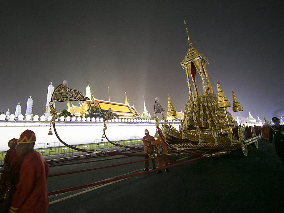 Die sterblichen Überreste von Thailands langjährigem König Bhumibol werden in einer feierlichen Zeremonie in Bangkok eingeäschert.