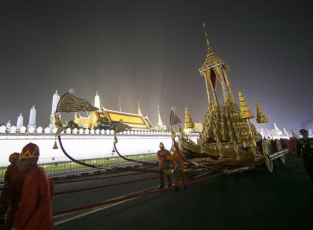 Die sterblichen Überreste von Thailands langjährigem König Bhumibol werden in einer feierlichen Zeremonie in Bangkok eingeäschert. Die sterblichen Überreste von Thailands langjährigem König Bhumibol werden in einer feierlichen Zeremonie in Bangkok eingeäschert.