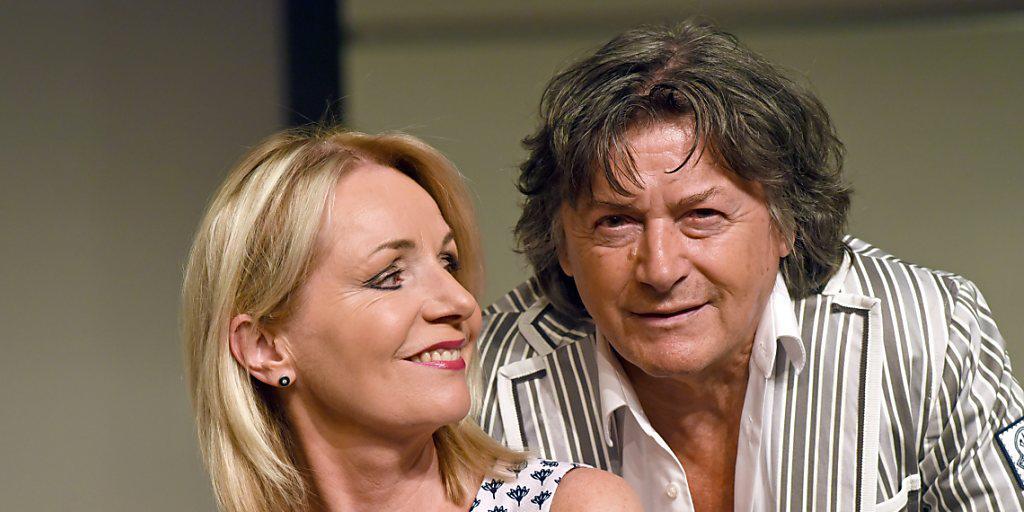 Der schweizerisch-deutsche Schauspieler Herbert Herrmann und seine Lebens- und Bühnenpartnerin Nora von Collande in ihrem neuesten Boulevard-Stück "Anderthalb Stunden zu spät", in dem es ums Altern geht. Herrmann sieht's man zwar nicht an, aber er wird heute 75. (Archivbild 1.6.2016)