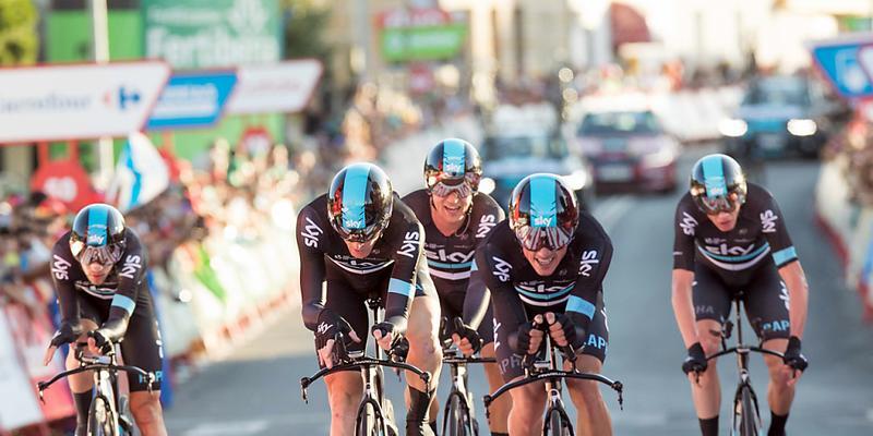 Der Brite Peter Kennaugh überquert in Castrelo de Mino als erster Fahrer des Teams Sky die Ziellinie Der Brite Peter Kennaugh überquert in Castrelo de Mino als erster Fahrer des Teams Sky die Ziellinie