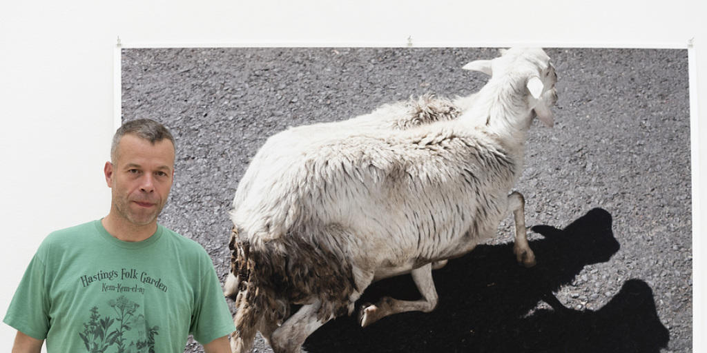 Wolfgang Tillmans vor seinem "Sheep Shadow": Am Sonntag, 28. Mai, eröffnet in der Fondation Beyeler die Ausstellung des deutschen Fotografen.