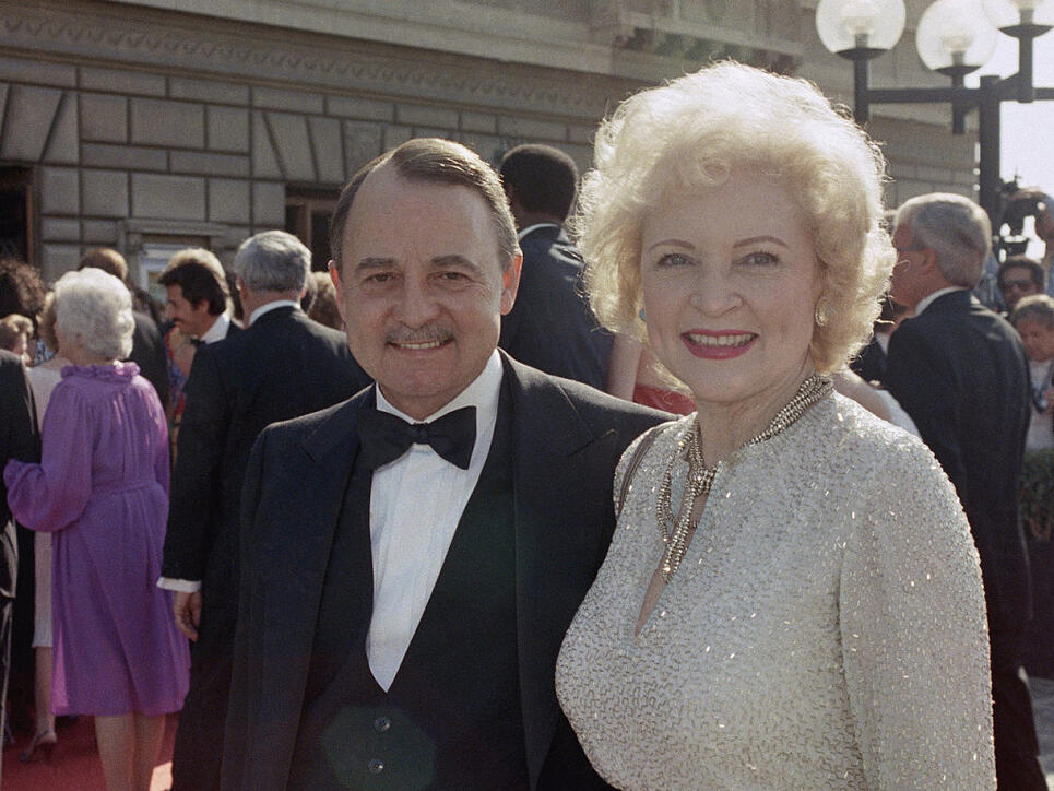Der US-Schauspieler John Hillerman (links), der durch die Rolle als Butler Higgins in der Fernsehserie "Magnum" bekannt wurde, ist tot. (Archivbild mit Betty White)