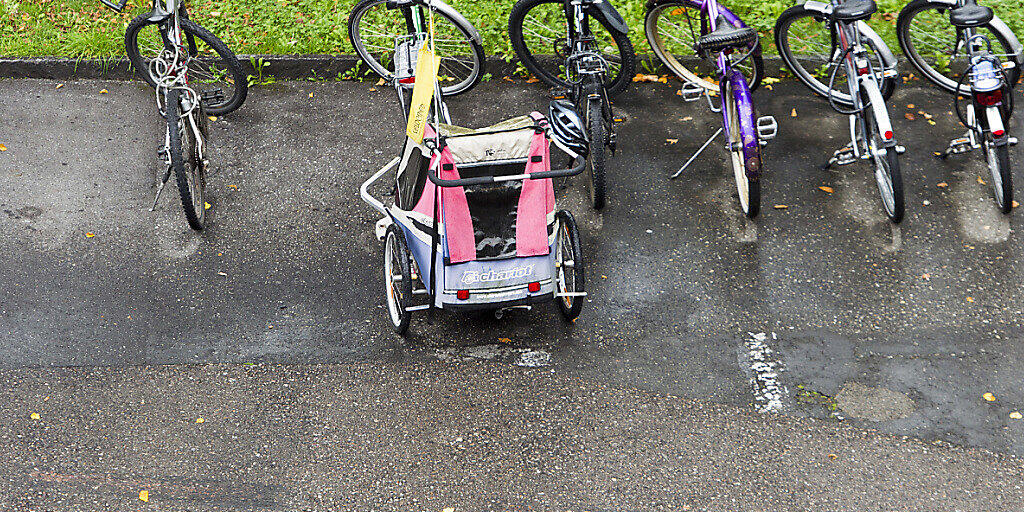 Laut der Beratungsstelle für Unfallverhütung sind Anhänger die sicherste Variante, um Kinder mit dem Velo zu transportieren. (Archivbild)