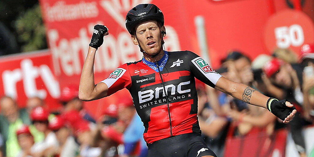 Ausgepumpt fährt der italienische BMC-Profi Alessandro De Marchi nach langen und harten 208 km dem Tagessieg entgegen