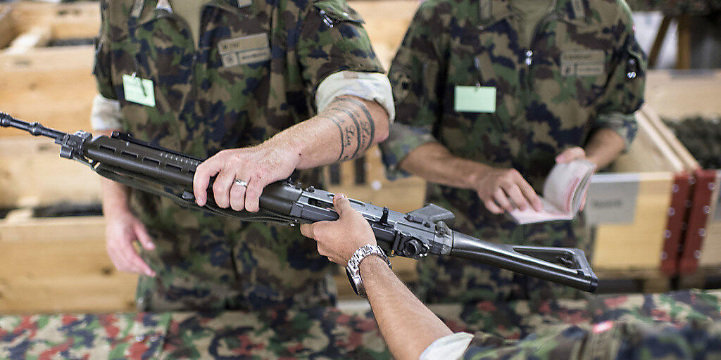 Wer bei der Entlassung aus der Armee nicht alle Diensttage geleistet hat, muss zahlen. Im Bild: Angehörige der Armee geben ihre Waffen ab. (Archivbild)