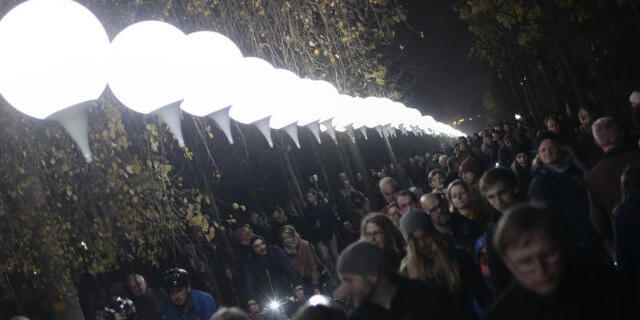 Die erleuchteten Ballone der "Lichtgrenze" 2014 im Mauerpark Die erleuchteten Ballone der "Lichtgrenze" 2014 im Mauerpark