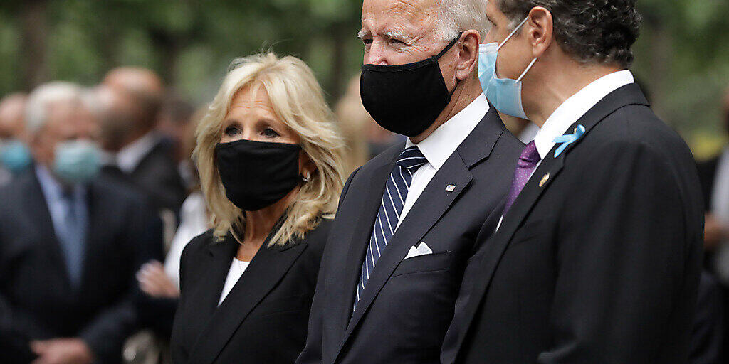 Joe Biden (2.v.r), US-Präsidentschaftskandidat der Demokraten, seine Ehefrau Jill Biden (3.v.r) und Andrew Cuomo (r), Gouverneur von New York, nehmen an einer Gedenkveranstaltung im National September 11 Memorial and Museum anlässlich des 19. Jahrestags der Terroranschläge vom 11. September teil. Foto: Amr Alfiky/Pool The New York Times/AP/dpa Joe Biden (2.v.r), US-Präsidentschaftskandidat der Demokraten, seine Ehefrau Jill Biden (3.v.r) und Andrew Cuomo (r), Gouverneur von New York, nehmen an einer Gedenkveranstaltung im National September 11 Memorial and Museum anlässlich des 19. Jahrestags der Terroranschläge vom 11. September teil. Foto: Amr Alfiky/Pool The New York Times/AP/dpa