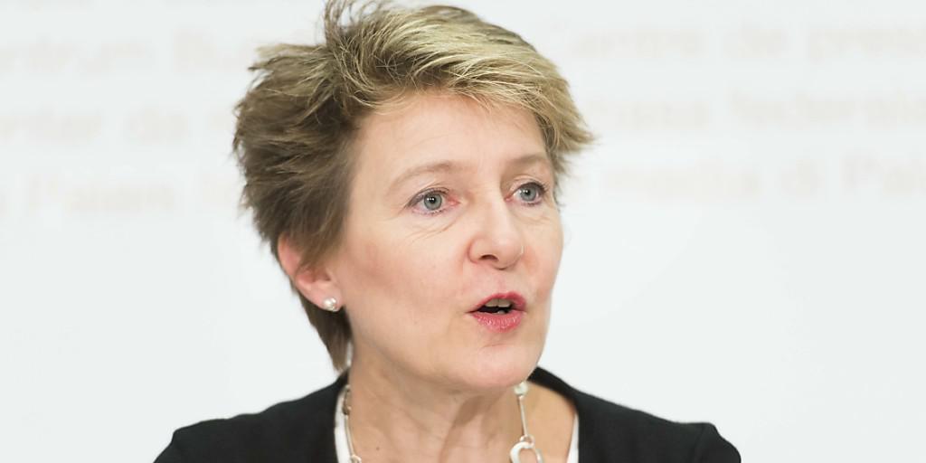 Justizministerin Simonetta Sommaruga hat eine ganze Reihe von Argumenten gegen die Selbstbestimmungsinitiative dargelegt. Als nächstes wird sich nun das Parlament damit befassen. Justizministerin Simonetta Sommaruga hat eine ganze Reihe von Argumenten gegen die Selbstbestimmungsinitiative dargelegt. Als nächstes wird sich nun das Parlament damit befassen.