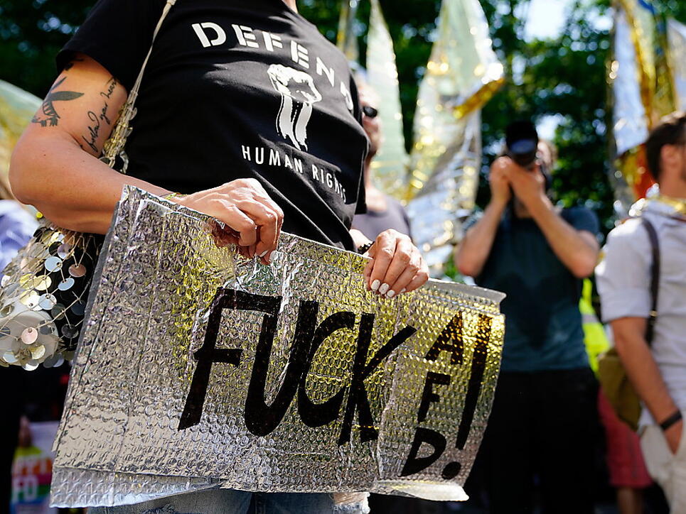 Tausende Menschen haben in Berlin an Demonstrationen für und gegen die AfD teilgenommen.