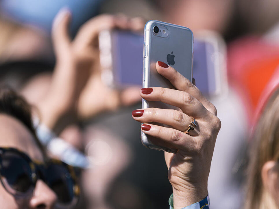 Gute Nachricht für Kundinnen und Kunden von Sunrise: Der Telekomanbieter senkt die Preise für das Datenroaming. (Symbolbild)