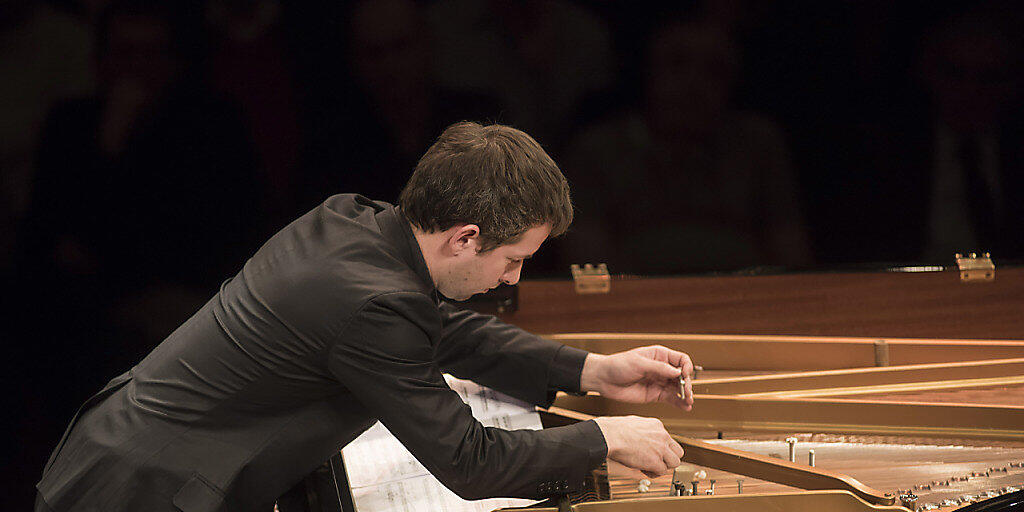 Der französische Pianist Bertrand Chamayou am letzten Sonntag am Piano-Festival an einem für Werke von John Cage präparierten Flügel. Der französische Pianist Bertrand Chamayou am letzten Sonntag am Piano-Festival an einem für Werke von John Cage präparierten Flügel.